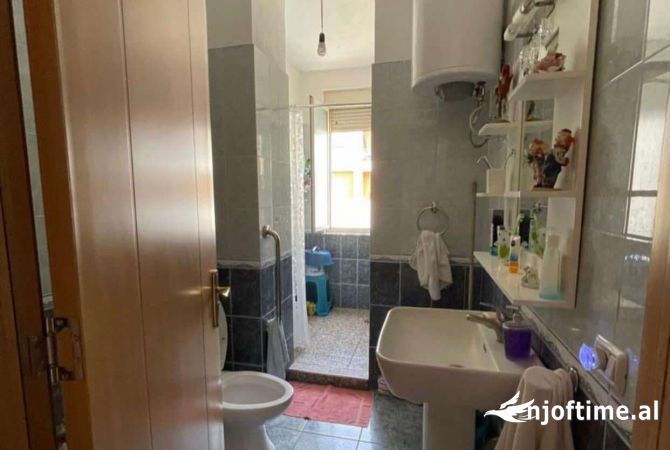 Shtepi ne shitje Apartament ne Tirane, 2+1, Mobilimi E mobiluar, Pagesa 120,000  Euro.