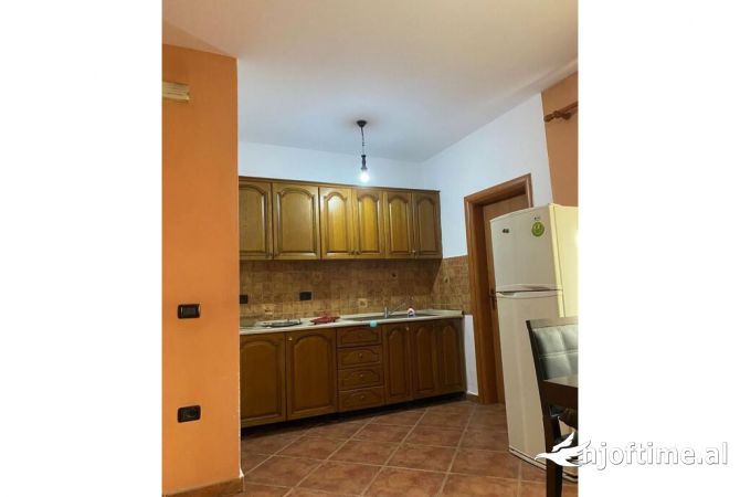 Shtepi me qera Apartament ne Tirane, 2+1, Mobilimi E mobiluar, Pagesa 500  Euro.