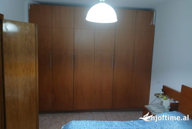 Shtepi me qera Apartament ne Tirane, 2+1, Mobilimi E mobiluar, Pagesa 550  Euro.