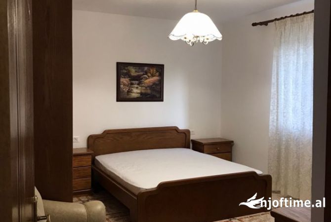 Shtepi me qera Apartament ne Tirane, 3+1, Mobilimi E mobiluar, Pagesa 600  Euro.