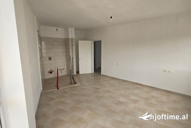Shtepi ne shitje Apartament ne Tirane, 2+1, Mobilimi Bosh, pa mobiluar, Pagesa 195,500  Euro.