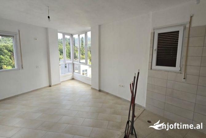Shtepi ne shitje Apartament ne Tirane, 2+1, Mobilimi Bosh, pa mobiluar, Pagesa 195,500  Euro.