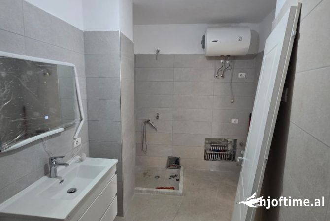 Shtepi ne shitje Apartament ne Tirane, 2+1, Mobilimi Bosh, pa mobiluar, Pagesa 195,500  Euro.