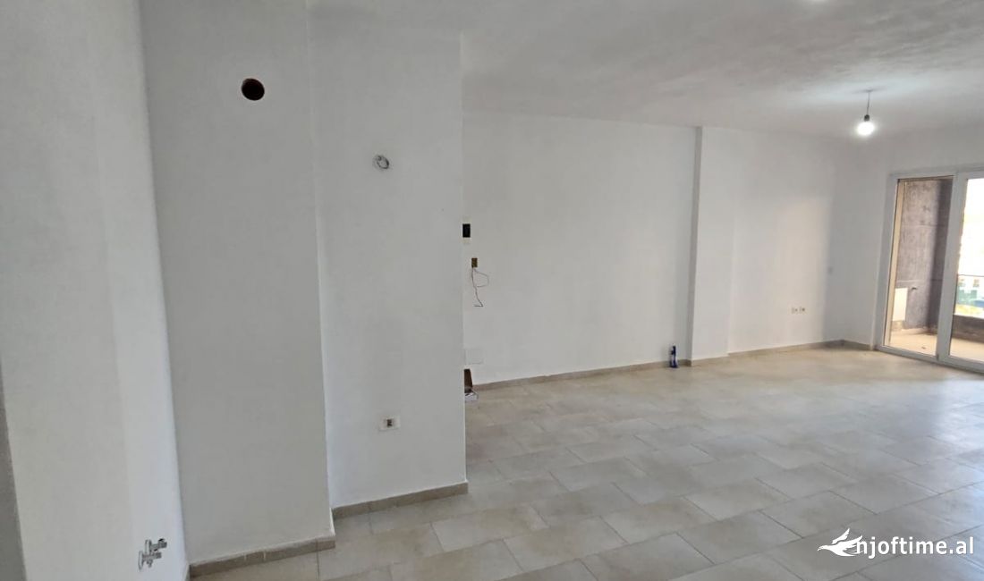 Shtepi ne shitje Apartament ne Tirane, 2+1, Mobilimi Bosh, pa mobiluar, Pagesa 195,500  Euro.
