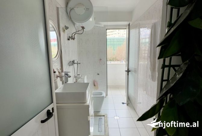 Ambient biznesi me qera 3+1 ne Tirane - 800 Euro