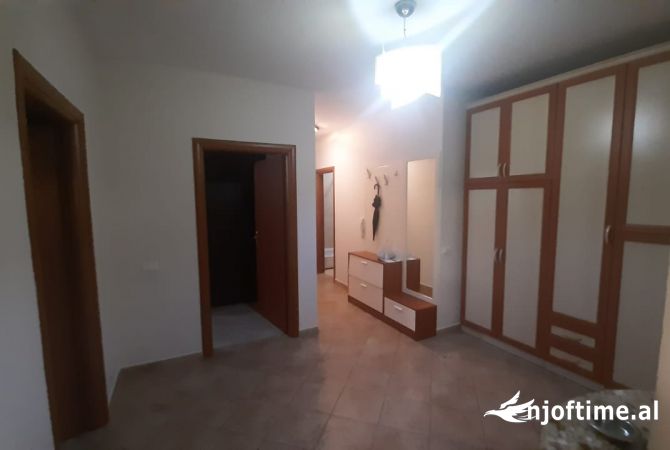 Shtepi me qera Apartament ne Tirane, 2+1, Mobilimi E mobiluar, Pagesa 650  Euro.