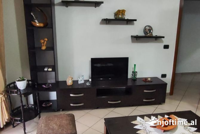 Shtepi me qera Apartament ne Tirane, 2+1, Mobilimi E mobiluar, Pagesa 450  Euro.