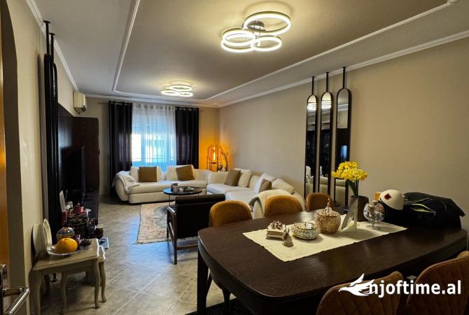 Shtepi ne shitje Apartament ne Tirane, 3+1, Mobilimi E mobiluar, Pagesa 185,000  Euro.