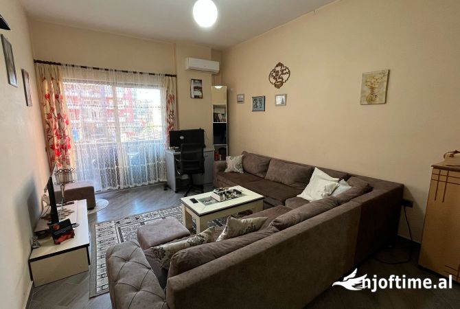 Shtepi ne shitje Apartament ne Tirane, 1+1, Mobilimi E mobiluar, Pagesa 107,000  Euro.