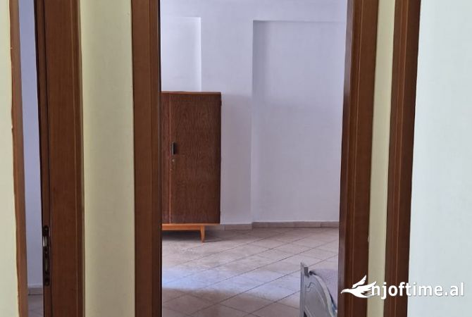 Shtepi me qera Apartament ne Tirane, 2+1, Mobilimi E mobiluar, Pagesa 350  Euro.