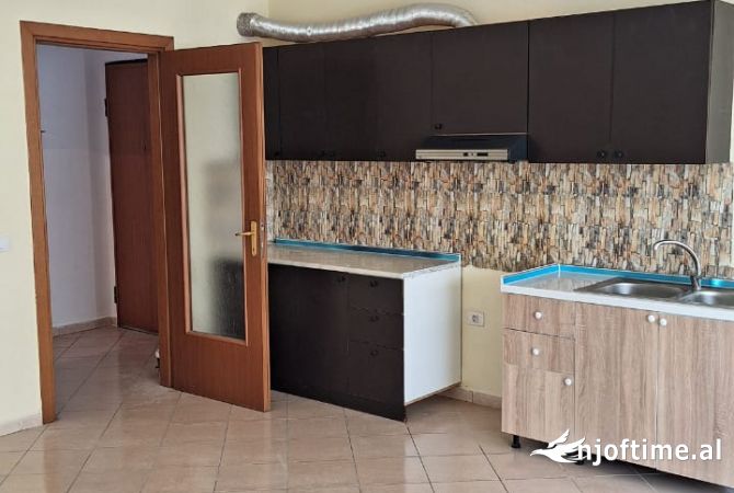 Shtepi me qera Apartament ne Tirane, 2+1, Mobilimi E mobiluar, Pagesa 350  Euro.