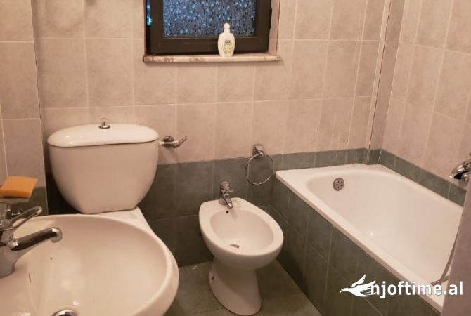Shtepi me qera Apartament ne Tirane, 2+1, Mobilimi E mobiluar, Pagesa 700  Euro.