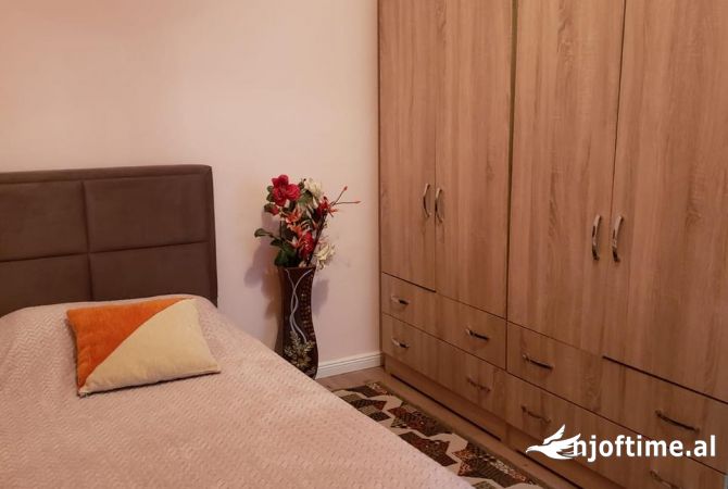 Shtepi me qera Apartament ne Tirane, 3+1, Mobilimi E mobiluar, Pagesa 800  Euro.