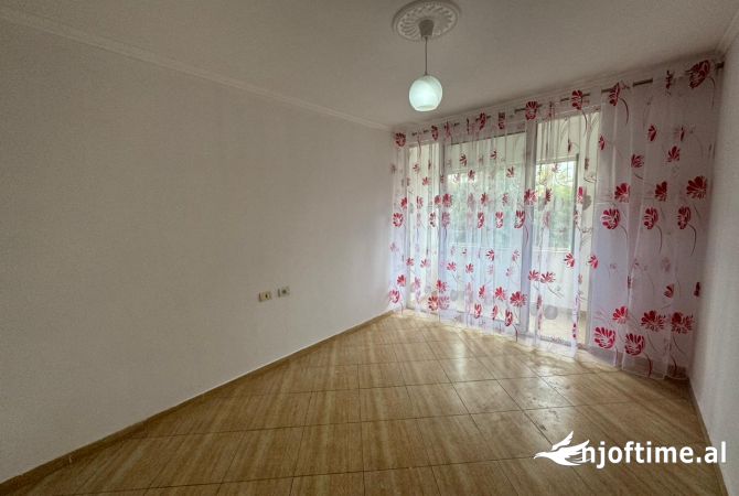 Shtepi ne shitje Apartament ne Tirane, 1+1, Mobilimi E mobiluar, Pagesa 89,000  Euro.