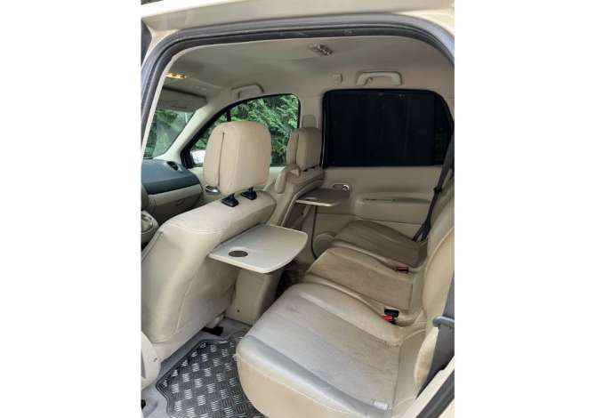 Jepet me qera Makina Renault Megan Scenic per 35 Euro dita