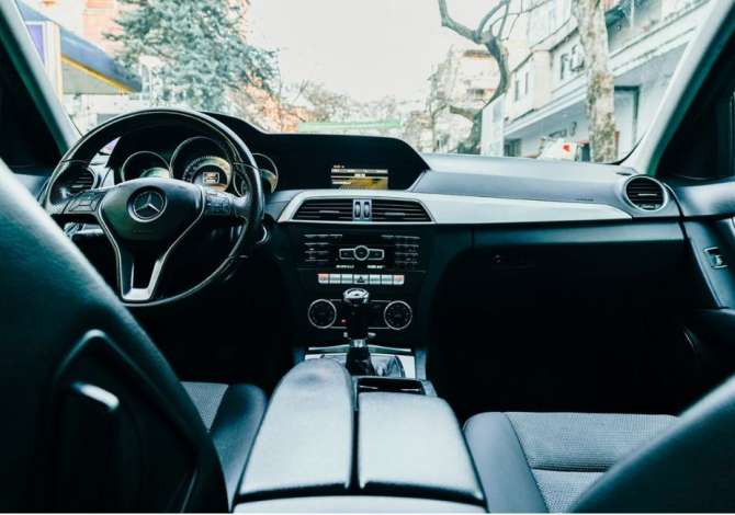 Jepet me qera Makina Mercedes Benz me cmim duke filluar nga 45 Euro dita