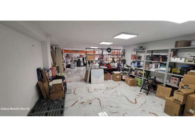 Shitet Dyqan OKAZION 268 M2. Buze rruge!