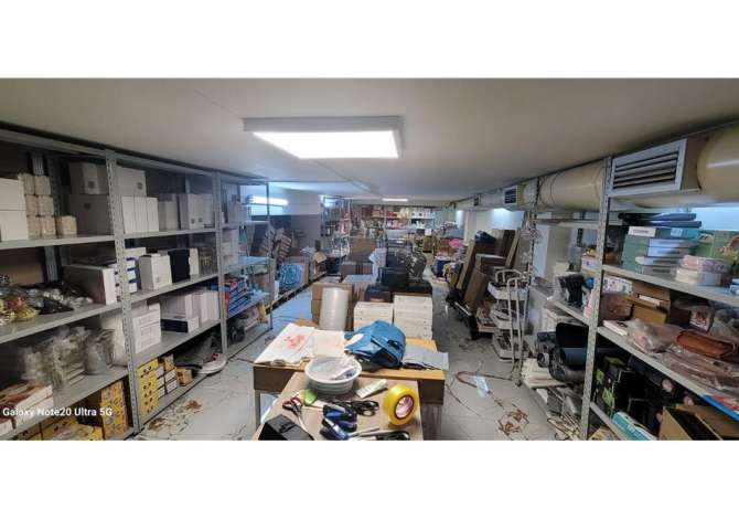 Shitet Dyqan OKAZION 268 M2. Buze rruge!