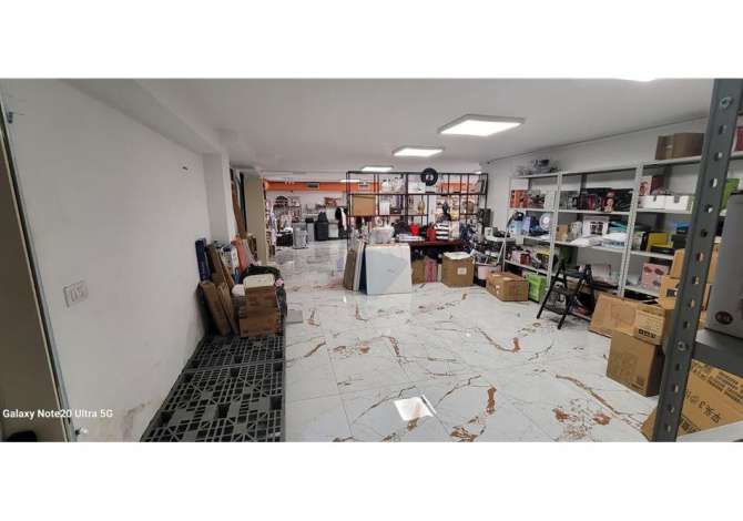 Shitet Dyqan OKAZION 268 M2. Buze rruge!