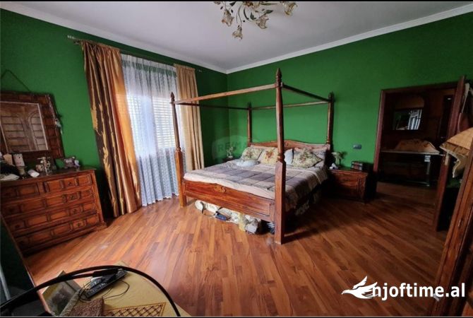 Shtepi ne shitje Vila Luksoze ne Tirane, 4+1, Mobilimi E mobiluar, Pagesa 340,000  Euro.
