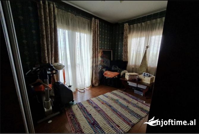 Shtepi ne shitje Vila Luksoze ne Tirane, 4+1, Mobilimi E mobiluar, Pagesa 340,000  Euro.