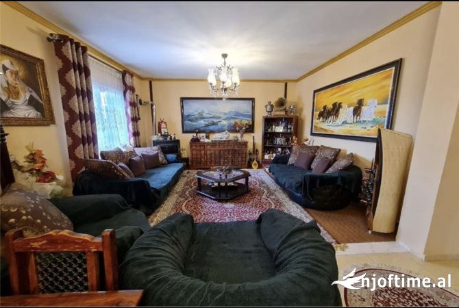 Shtepi ne shitje Vila Luksoze ne Tirane, 4+1, Mobilimi E mobiluar, Pagesa 340,000  Euro.