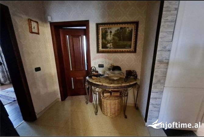 Shtepi ne shitje Vila Luksoze ne Tirane, 4+1, Mobilimi E mobiluar, Pagesa 340,000  Euro.