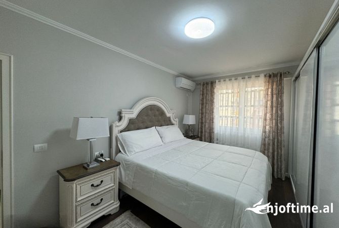 Shtepi ne shitje Apartament ne Tirane, 2+1, Mobilimi E mobiluar, Pagesa 263,000  Euro.