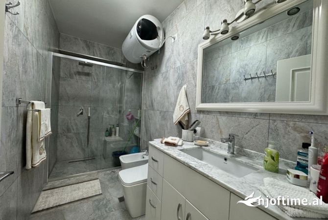 Shtepi ne shitje Apartament ne Tirane, 2+1, Mobilimi E mobiluar, Pagesa 263,000  Euro.