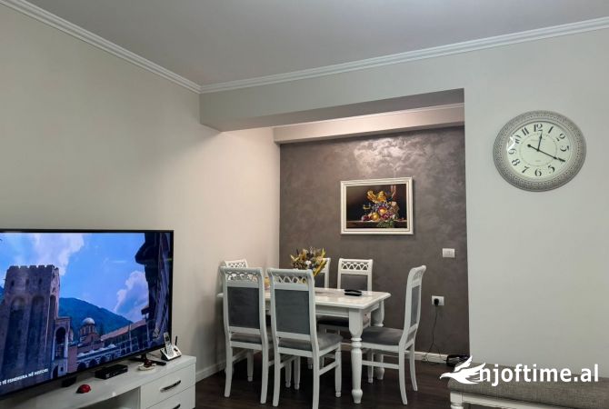 Shtepi ne shitje Apartament ne Tirane, 2+1, Mobilimi E mobiluar, Pagesa 263,000  Euro.