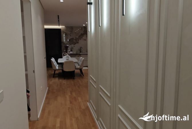 Shtepi ne shitje Apartament ne Tirane, 3+1, Mobilimi E mobiluar, Pagesa 416,000  Euro.