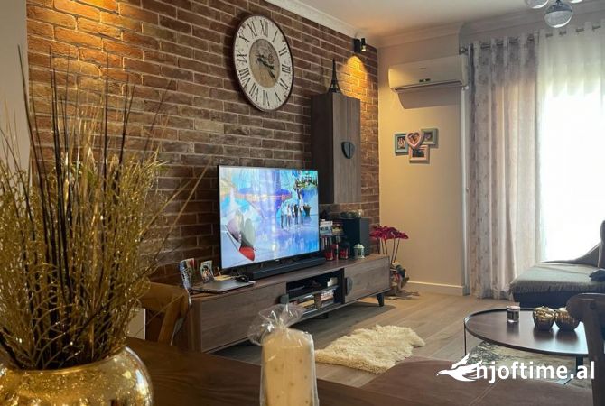 Shtepi ne shitje Apartament ne Tirane, 2+1, Mobilimi E mobiluar, Pagesa 260,000  Euro.