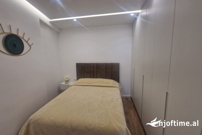 Shtepi ne shitje Apartament ne Tirane, 2+1, Mobilimi E mobiluar, Pagesa 300,000  Euro.