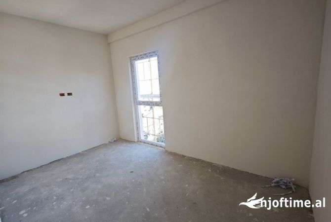 Shtepi ne shitje Apartament ne Tirane, 3+1, Mobilimi Bosh, pa mobiluar, Pagesa 115,500  Euro.