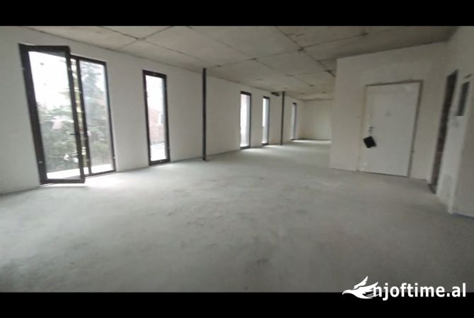 Ambient biznesi me qera 3+1 ne Tirane - 2,900 Euro