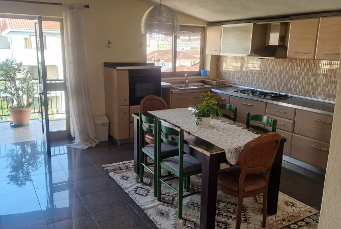 Shtepi me qera Apartament ne Tirane, 2+1, Mobilimi E mobiluar, Pagesa 50,000  Leke.