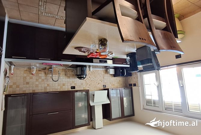 Shtepi ne shitje Penthose(kati i fundit panoramik) ne Tirane, 5+1, Mobilimi E mobiluar, Pagesa 660,000  Euro.