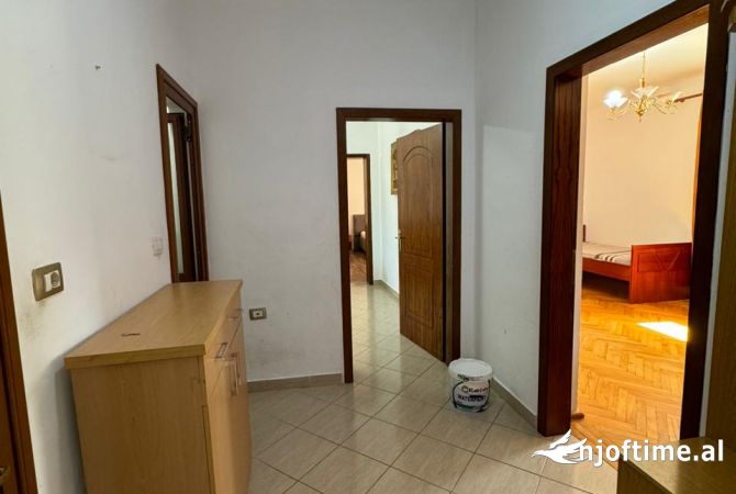 Shtepi ne shitje Apartament ne Tirane, 2+1, Mobilimi E mobiluar, Pagesa 135,000  Euro.