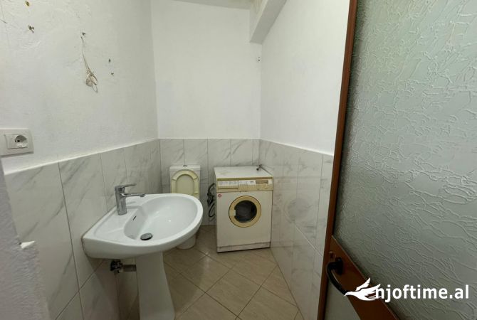 Shtepi ne shitje Apartament ne Tirane, 2+1, Mobilimi E mobiluar, Pagesa 135,000  Euro.