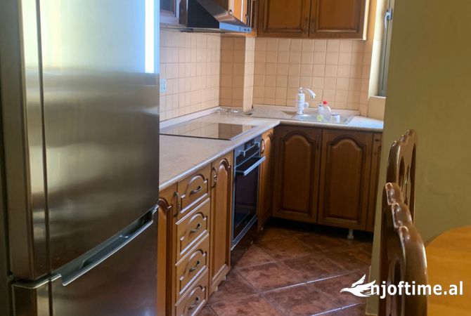 Shtepi me qera Apartament ne Tirane, 3+1, Mobilimi E mobiluar, Pagesa 650  Euro.