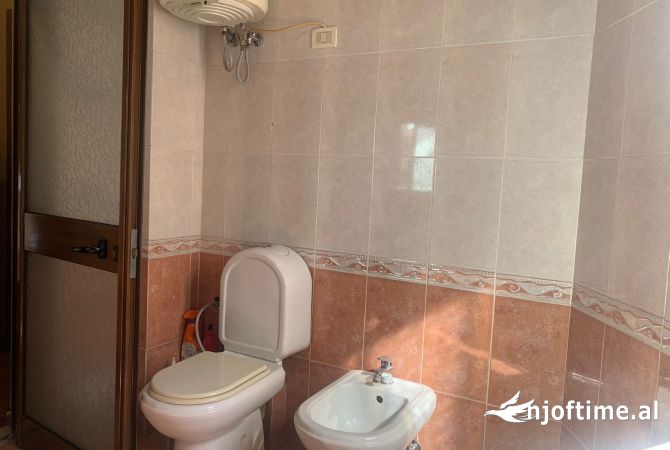 Shtepi me qera Apartament ne Tirane, 3+1, Mobilimi E mobiluar, Pagesa 650  Euro.