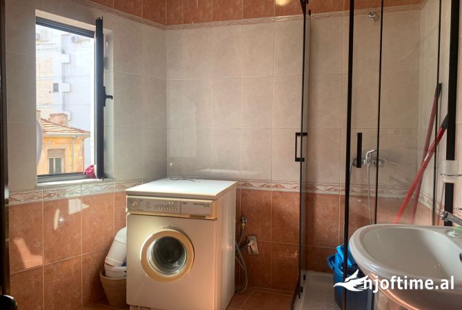 Shtepi me qera Apartament ne Tirane, 3+1, Mobilimi E mobiluar, Pagesa 650  Euro.