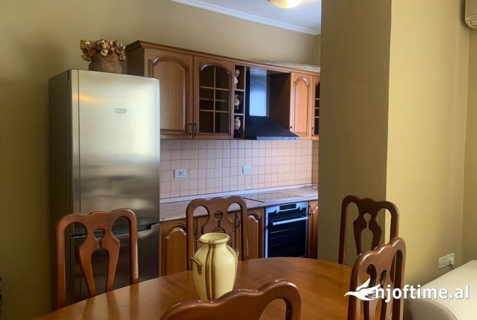 Shtepi me qera Apartament ne Tirane, 3+1, Mobilimi E mobiluar, Pagesa 650  Euro.