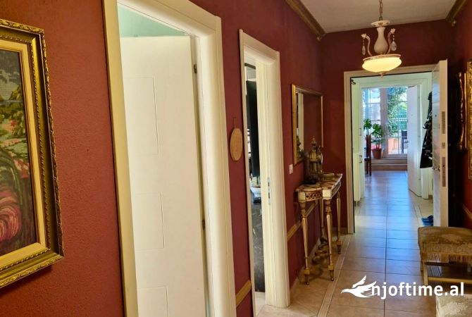 Shtepi ne shitje Apartament ne Tirane, 2+1, Mobilimi E mobiluar, Pagesa 190,000  Euro.