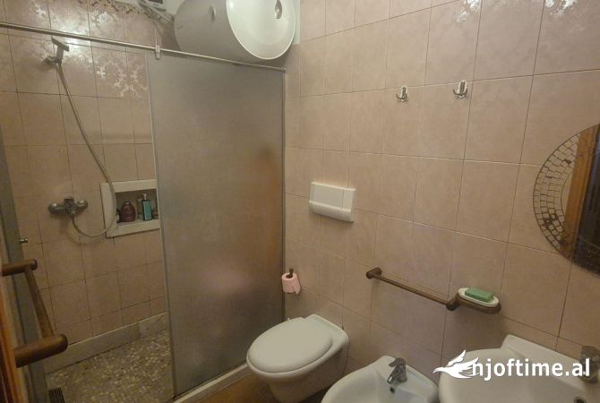 Shtepi ne shitje Apartament ne Tirane, 2+1, Mobilimi E mobiluar, Pagesa 190,000  Euro.
