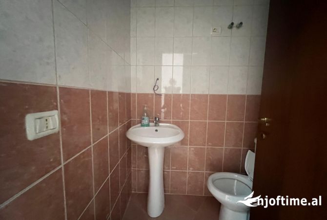 Ambient biznesi me qera 1+1 ne Tirane - 400 Euro