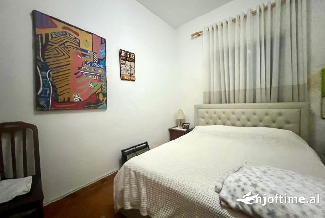 Shtepi ne shitje Apartament ne Tirane, 2+1, Mobilimi E mobiluar, Pagesa 90,000  Euro.