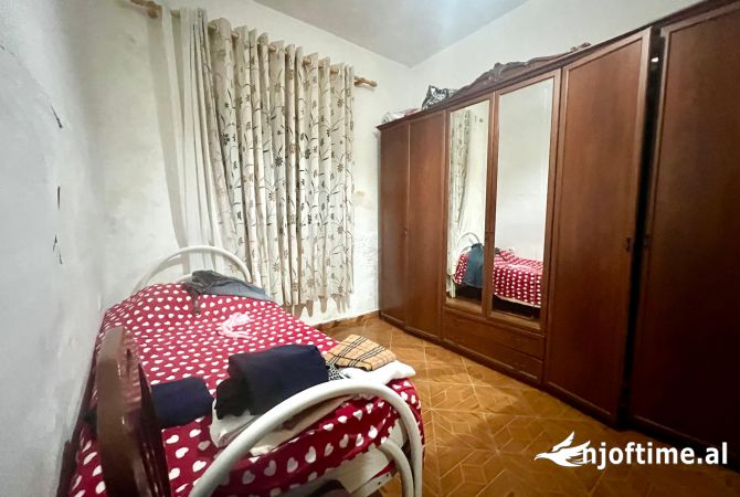 Shtepi ne shitje Apartament ne Tirane, 2+1, Mobilimi E mobiluar, Pagesa 90,000  Euro.