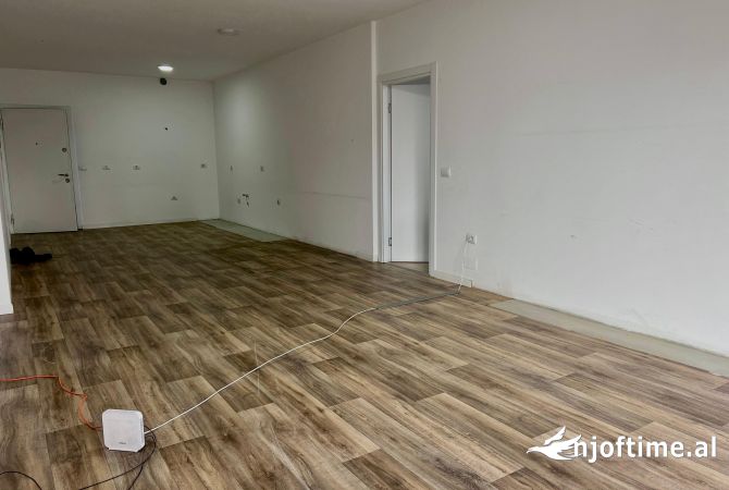 Ambient biznesi me qera 3+1 ne Tirane - 2,300 Euro