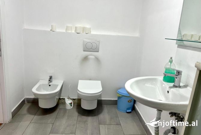 JEPET ME QERA ZYRE NE PALLAT TE RI NE QENDER